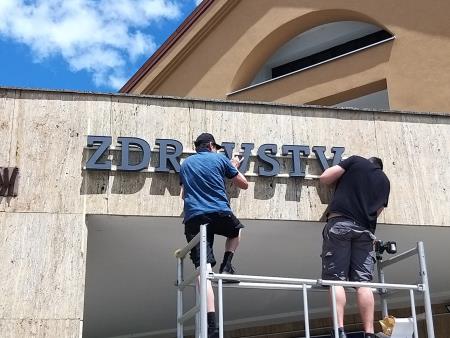 Montaža napisa na ZD Cerknica Foto Boštjan Otoničar (6)